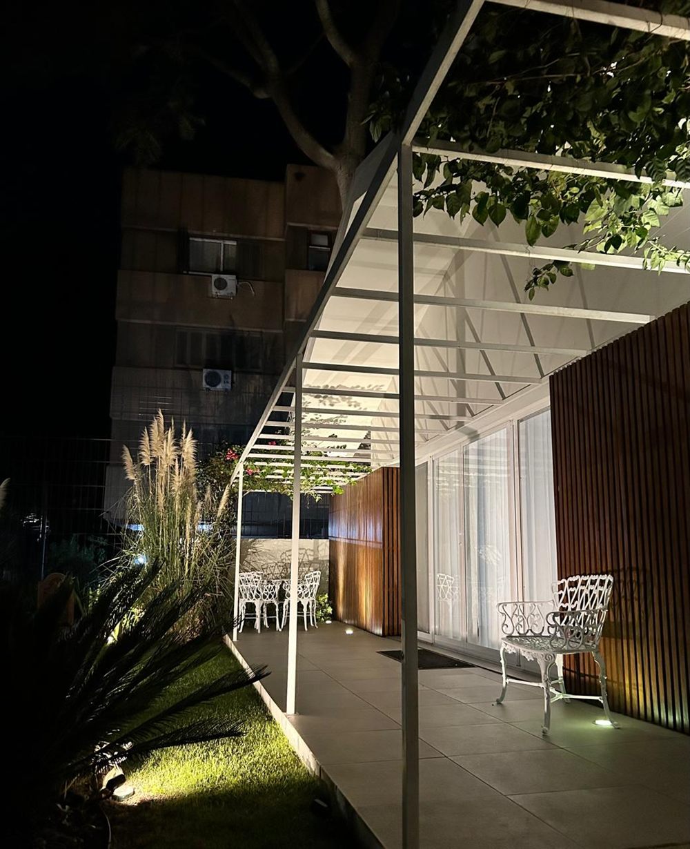 Área externa à noite