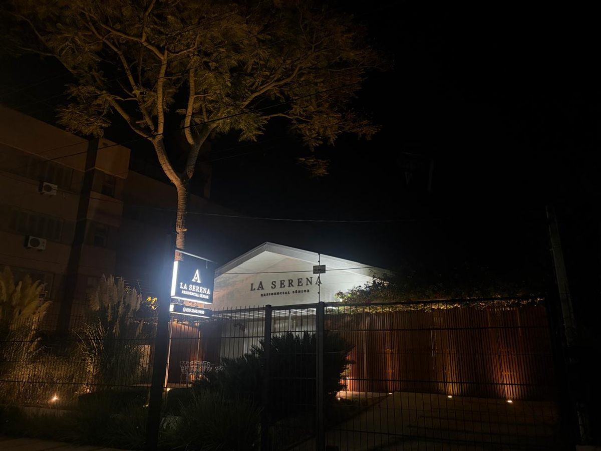 Fachada do La Serena à noite