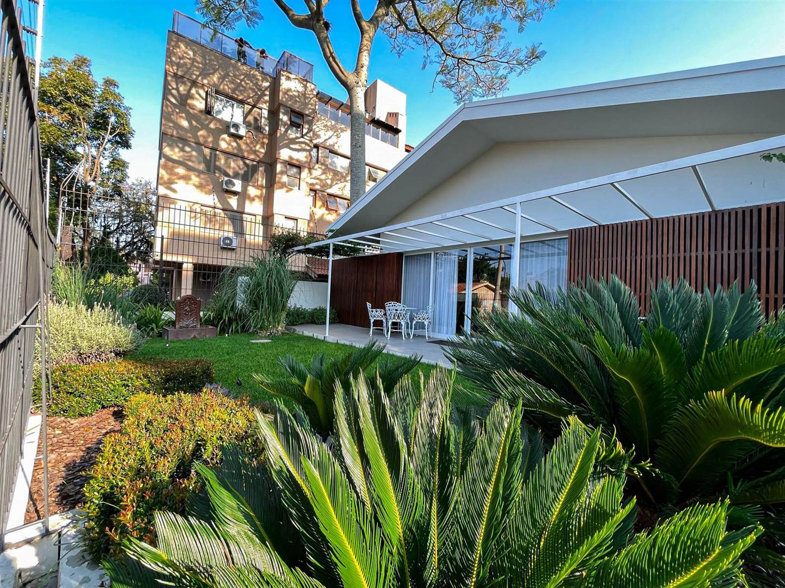 Jardim e fachada do La Serena Residencial Sênior